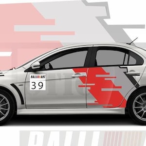 Puede incluir: Coche deportivo blanco con gráficos rojos y grises. El coche tiene el número 39 en la puerta y la marca "Ralliart". El coche tiene detalles en negro y llantas grises.
