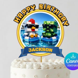 Può includere: Un cake topper a tema Minecraft. Il topper presenta le parole "HAPPY BIRTHDAY" in lettere gialle. All'interno del cerchio ci sono due personaggi di Minecraft con occhiali da sole che galleggiano in una piscina. Il nome "JACKSON" è su uno striscione blu.