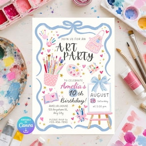 Può includere: Un invito rettangolare per una festa a tema artistico con un bordo a nastro azzurro, illustrazioni di pennelli in un bicchiere a pois, una tavolozza, un grembiule e un libro. Il testo recita: Join us for an Art Party to celebrate Amelia's 10th Birthday!