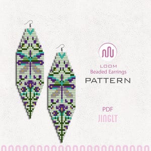 Op de afbeelding: Twee kralen oorbellen met een libellenontwerp. De oorbellen zijn voornamelijk wit met accenten van turquoise, paars en groen. Het patroon is een weefpatroon. De tekst op de afbeelding luidt "LOOM Beaded Earrings PATTERN PDF JINGLY."