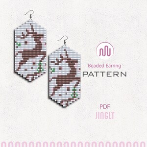 Könnte beinhalten: Zwei Perlenohrringmuster mit einem Rentierdesign. Die Ohrringe sind weiß mit einem braunen Rentier und grünen Akzenten. Der Text "Beaded Earring PATTERN" und "PDF JINGLY" ist ebenfalls sichtbar.