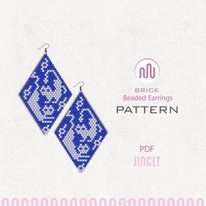 Könnte beinhalten: Zwei blaue und weiße, rautenförmige Ohrringe mit Perlen und einem stilisierten Design. Der Hintergrund ist weiß. Der Text lautet: "BRICK Beaded Earrings PATTERN PDF JINGLY."