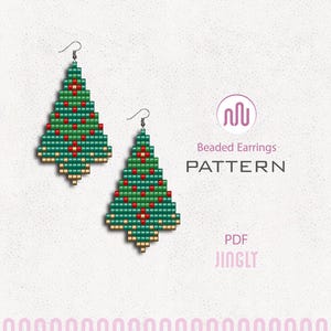 Puede incluir: Dos pendientes de árbol de Navidad hechos con cuentas. Los pendientes son verdes con detalles rojos y dorados, y tienen cierre de gancho. La imagen también incluye el texto "Beaded Earrings PATTERN PDF JINGLY".