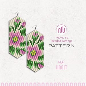 Può includere: Due orecchini di perline con un design floreale. Gli orecchini sono di colore beige chiaro con un motivo di fiori rosa, foglie verdi e centri gialli. Il testo sull'immagine recita "PEYOTE Beaded Earrings PATTERN PDF JINGLY".