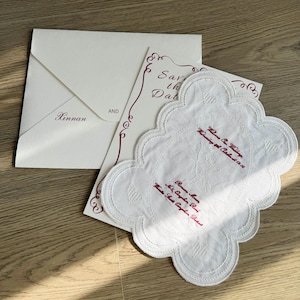 刺繍入り生地の結婚式招待状、カスタムスカラップレースデザイン、コットンまたはリネンのテキスタイル招待状、エレガントな家宝の記念品