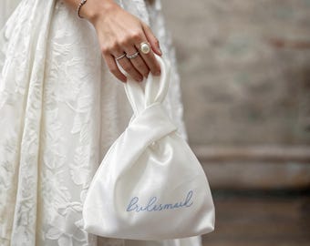 Personalisierte Satin Knot Bag, Custom bestickte Braut Wrist Bag, Ivory Clutch im japanischen Stil, Brautjungfer Hochzeitsgeschenk