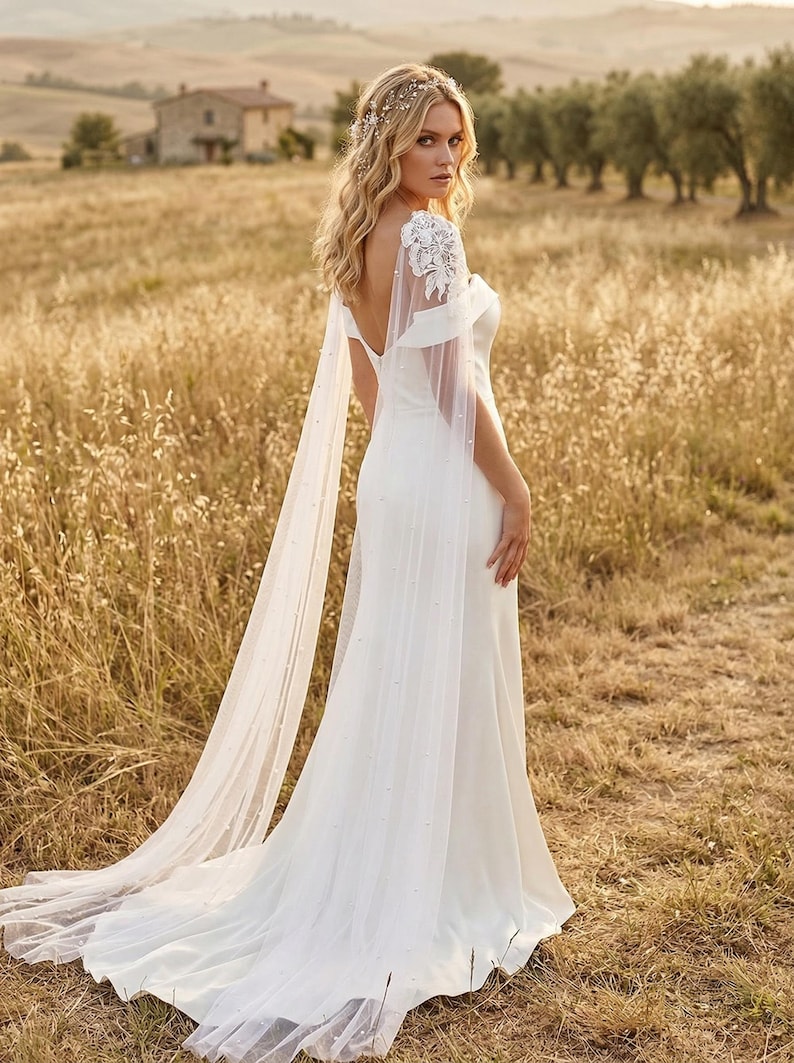 Mantella da sposa con spalle scoperte, lunga mantella in tulle con perle, coprispalle da sposa con applicazioni di fiori in pizzo, strascico trasparente per abito senza schienale immagine 1