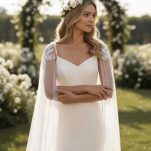 Mantella da sposa con spalle scoperte, lunga mantella in tulle con perle, coprispalle da sposa con applicazioni di fiori in pizzo, strascico trasparente per abito senza schienale immagine 2