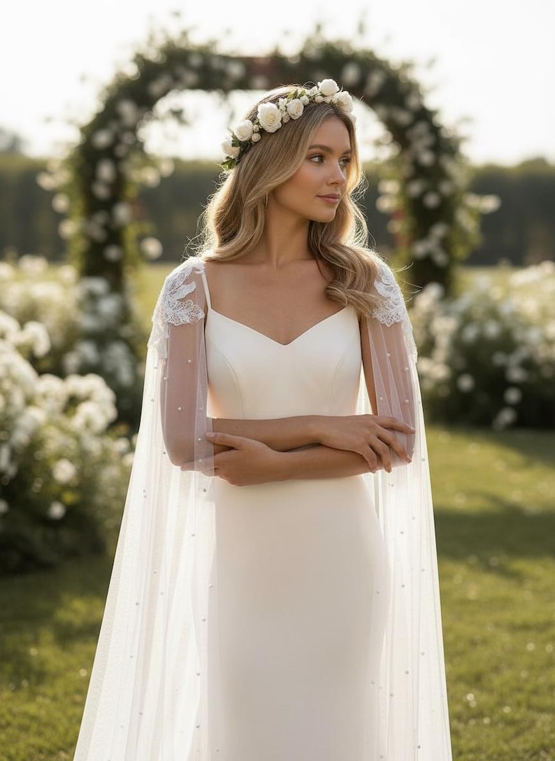 Mantella da sposa con spalle scoperte, lunga mantella in tulle con perle, coprispalle da sposa con applicazioni di fiori in pizzo, strascico trasparente per abito senza schienale immagine 2