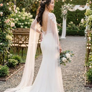Mantella da sposa con spalle scoperte, lunga mantella in tulle con perle, coprispalle da sposa con applicazioni di fiori in pizzo, strascico trasparente per abito senza schienale immagine 3