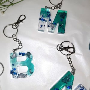 Personalisierter Buchstaben Schlüsselanhänger – Türkis Blau Resin mit Glitzer & Silberfolie – Initial Anhänger A–Z handgemacht
