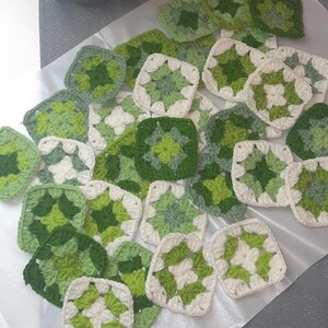 32er Set gehäkelte Granny Squares • Grün und Weiß • 3-farbig • 6,5 cm Quadrate • Handmade Patchwork für DIY, Decken, Kissen & Taschen