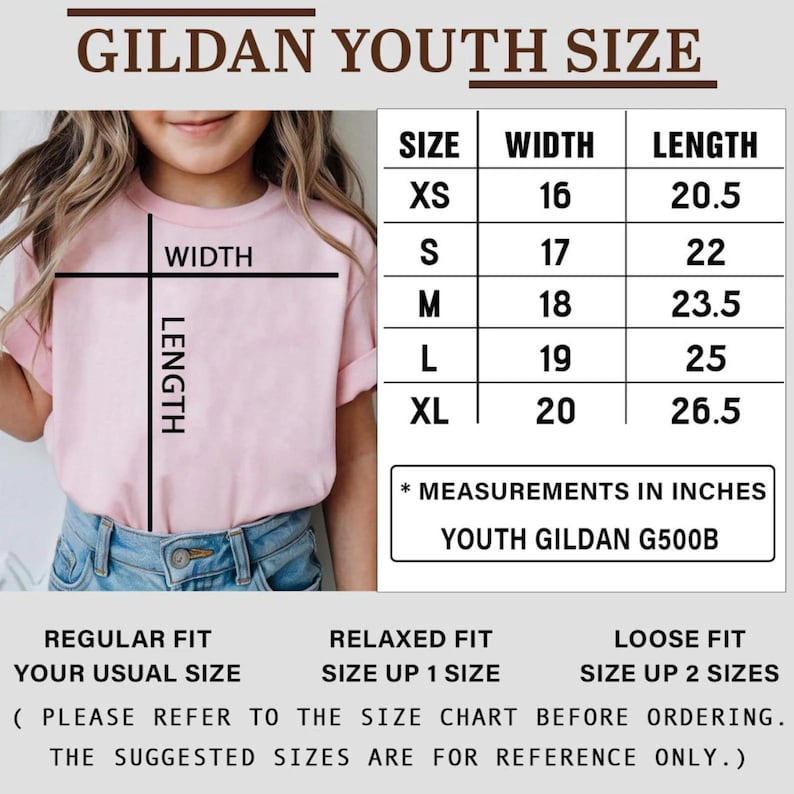 Może przedstawiać: Jasnor&oacute;żowy t-shirt przedstawiony z tabelą rozmiar&oacute;w młodzieżowych Gildan. Tabela zawiera rozmiary od XS do XL wraz z wymiarami szerokości i długości w calach. Tekst zawiera GILDAN YOUTH SIZE, YOUTH GILDAN G500B oraz zalecenia dotyczące dopasowania.