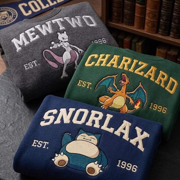 Sudadera personalizada con bordado de personaje de anime, sudadera con cuello redondo y nombre estilo universitario personalizado, camiseta con personaje adorable, regalo inspirado en el anime del año de fundación