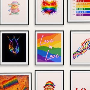Könnte beinhalten: Neun gerahmte Kunstdrucke mit schwarzen Rahmen. Die Drucke zeigen LGBTQ+-Pride-Themen, darunter ein Regenbogenherz, ein Zwerg, die Worte "Love is Love" und eine Regenbogenflagge. Die Drucke werden an einer weißen Wand ausgestellt.