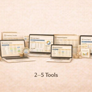 Könnte beinhalten: Das Bild zeigt mehrere Laptops und Tablets, die Geschäftsdaten und Diagramme anzeigen. Die Geräte sind mit zugehörigen Dokumenten und kleinen Kartons angeordnet. Der Text "2-5 Tools" befindet sich am unteren Rand des Bildes.