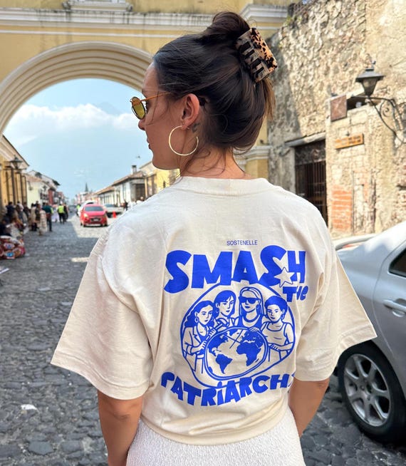 Smash the Patriarchy Shirt | Queer Feminist T-Shirt | FLINTA* Pride Shirt | nachhaltiges T-Shirt aus recycelter Baumwolle | LGBTQ+ Geschenk