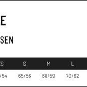 May include: A white graphic with the text "GR&Ouml;SSENTABELLE ERH&Auml;LTLICHE GR&Ouml;SSEN" and a size chart for clothing. The chart includes sizes XS, S, M, L, XL, XXL, and 3XL, with corresponding measurements in centimeters.