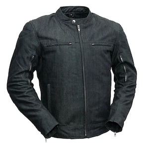 Op de afbeelding: Een donkergrijze spijkerjas met een opstaande kraag en een lange ritssluiting. De jas heeft twee borstzakken met ritsen, twee zijzakken en ritsen op de mouwen. Gemaakt van duurzaam denim materiaal.