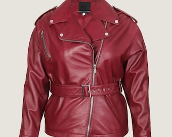 Könnte beinhalten: Burgunderfarbene Lederjacke im klassischen Biker-Stil. Sie hat einen Reverskragen, silberne Reißverschlüsse, Schulterklappen und einen Gürtel in der Taille. Die Jacke ist einfarbig und hat eine glatte Textur.