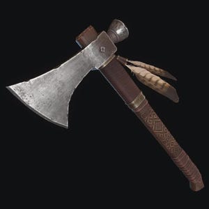 Peut inclure: Une hache de style vintage avec une tête de hache argentée et un manche en bois marron. Le manche est enveloppé de cuir et orné de gravures décoratives et de plumes. La hache comporte un marteau à l'opposé de la tête de la hache.