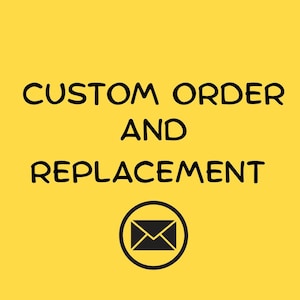 Puede incluir: Fondo amarillo con las palabras "CUSTOM ORDER AND REPLACEMENT" en negro, fuente manuscrita. Debajo del texto hay un gráfico en blanco y negro de un sobre dentro de un círculo.
