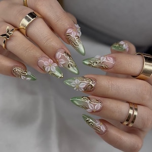 Salviagröna Stiletto Press On Naglar | 3D Vita Blommor Guld Virvel French Tip Fairycore Bröllop