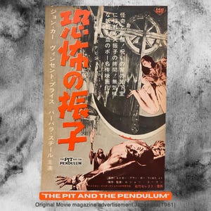 Puede incluir: Anuncio de revista de cine japonesa vintage de "The Pit and the Pendulum" (1961). El póster presenta texto japonés e ilustraciones de un hombre torturado, una mujer y un gran péndulo. La paleta de colores incluye naranja, beige y negro.