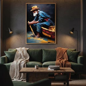 Può includere: Una stampa artistica incorniciata raffigura un uomo in barca, vestito di blu e con un cappello giallo, che rema con un remo di legno. L'opera è sopra un divano verde.