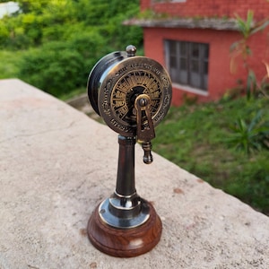 Può includere: Un telegrafo navale vintage in ottone con base in legno. Il quadrante del telegrafo mostra comandi di velocità come "Full", "Half" e "Slow". Lo strumento nautico antico è un pezzo decorativo.