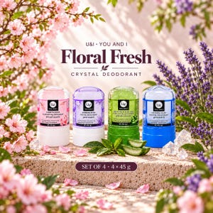 Könnte beinhalten: Ein Set aus vier U&I You and I Floral Fresh Kristall-Deodorantstiften, jeweils 45g. Die Sorten sind Cherry Blossom, Lavender Alum, Green Tea & Aloe Vera und Natural Alum. Die Behälter sind jeweils rosa, lila, grün und blau gefärbt.