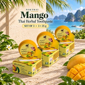 Peut inclure: Un ensemble de trois pots ronds jaunes de dentifrice aux herbes thaïlandaises Nokthai à la mangue, de 25g chacun, présentés avec leurs boîtes assorties. L'emballage comporte des illustrations de mangues, du texte thaï et une spatule blanche.