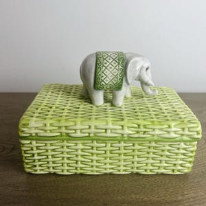 Caja de baratijas vintage italiana de mayólica con forma de elefante, San Marco Nove, Italia, década de 1970. Cerámica.