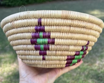 Cesta de mimbre vintage tejida a mano en espiral, de fibra natural, color morado y verde, decoración tribal tejida.