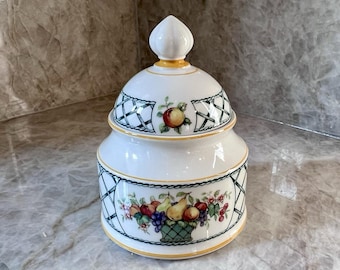 Zuccheriera Villeroy & Boch con coperchio a forma di cestino, in porcellana Vitro, Germania, con decorazione a frutta.