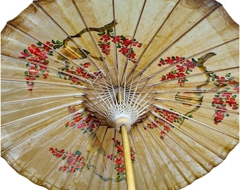 Paraguas antiguo asiático de papel de arroz pintado a mano con motivos florales de bambú.