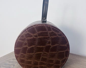 Vntage Mid-Century Modern (MCM) Round Hat Box Train or Vanity Case, Beige 1960s