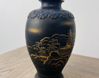 Vintage japanische Satsuma handbemalte Goldpagode auf mattschwarzer Vase 18,25 "Hoch