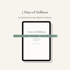 Op de afbeelding: Een digitale tablet toont de tekst "7 Days of Stillness" met de slogan "A Gentle Journey Back to Peace." Daaronder staat "Digital Download • Printable • 7 Day Affirmations."