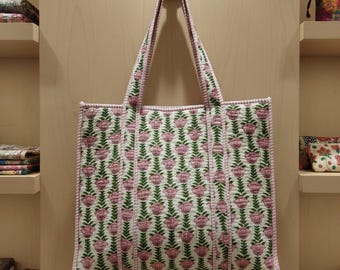 ハンドメイドキルティングコットントートバッグ、ピンクの花柄ブロックプリント