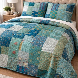 Puede incluir: Un edredón patchwork y dos fundas de almohada a juego en tonos turquesa, azul y dorado. El edredón presenta una variedad de patrones florales y geométricos. La ropa de cama se exhibe en una cama con cabecero beige.
