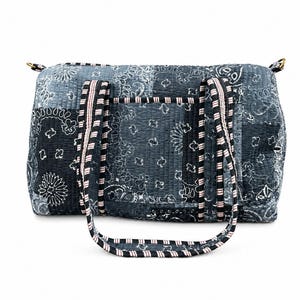 Bolso de viaje acolchado con estampado de bandana negra, hecho a mano en algodón, ideal para escapadas de fin de semana, gimnasio o como bolso de mano estilo boho patchwork.