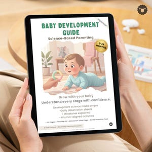 Puede incluir: Una tableta muestra un libro digital titulado "BABY DEVELOPMENT GUIDE". La portada presenta un bebé de dibujos animados, un juguete y el texto "Science-Based Parenting". El texto adicional incluye "Grow with your baby" y "0-24 MONTHS".