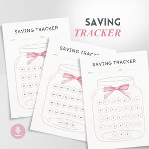 Puede incluir: Tres hojas blancas de seguimiento de ahorro con un diseño de tarro Mason y un lazo rosa. El texto "SAVING TRACKER" está en la parte superior. Cada tarro tiene círculos para rastrear los ahorros, con cantidades como 5 € y 10 €. Un icono de descarga rosa está en la parte inferior izquierda.