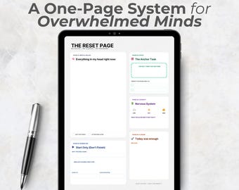 Puede incluir: Una tableta negra que muestra una plantilla "The Reset Page" con secciones para tareas y notas. Un bolígrafo plateado y negro descansa sobre la superficie. El texto "A One-Page System for Overwhelmed Minds" está en la parte superior.