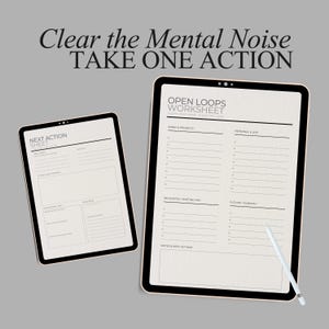 以下が含まれることがあります： グレーの背景に、ワークシートとスタイラスを備えた2つのデジタルタブレット。タブレットのテキストは「Clear the Mental Noise TAKE ONE ACTION」、「OPEN LOOPS WORKSHEET」、および「NEXT ACTION SHEET」と表示されています。ワークシートにはメモ用の線があります。