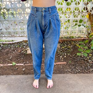 Vintage 1980s / 1990s Lee Pleated Front Medium Wash Denim High Rise Country  Western Jeans Size 12 (28 Inch Waist) Made in USA