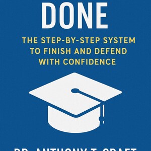 Può includere: Copertina di un libro con sfondo blu e testo bianco che recita "DISSERTATION DONE". Sotto, c'è scritto "THE STEP-BY-STEP SYSTEM TO FINISH AND DEFEND WITH CONFIDENCE". Un'immagine del cappello di laurea è al centro. Il nome dell'autore, "DR. ANTHONY T. CRAFT", è in basso.
