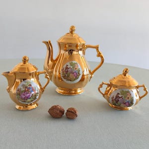 Theeservies goudporselein | Artibus Aveiro uit het midden van de eeuw | 24-karaats vergulde rococo-trioscènes