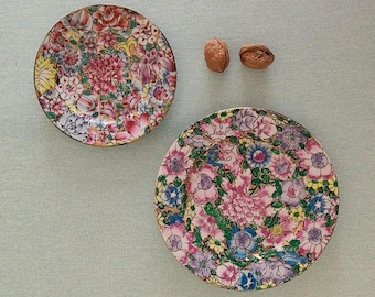 Coppia di piatti in porcellana Millefleurs / Vintage Famille Rose dipinti a mano in oro / Macao anni '60